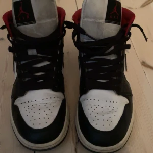 Jordan skor - Säljer nu mina jordans eftersom jag inte använder dom längre, har haft dom i ett år ungefär så dom är lite slitna pris kan diskuteras, det är stl 39