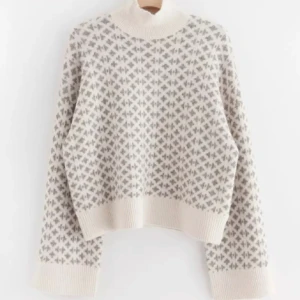 Stickad tröja - Säljer denna otroliga slutsålda stickade tröjan från Lindex. Köptes från plick men var tyvärr för stor för mig, därav lånade bilder. Den är storlek L men passar även S/M💗 Hör gärna av er med frågor eller för fler bilder