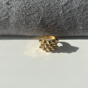 Edblad ring  - Edblad ring med nitar, guldig