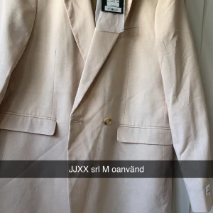 Kavaj/Jacka JJXX srl M - Oanvänd kavaj köpte på Johnnels  Feån JJXM stl M  Ny pris 999kr Nu 350kr 