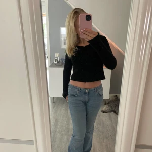 Svart kort stickad tröja  - säljer denna svarta stickade tröjan från Monki, väldigt fin, dock sticks den lite