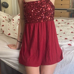 Röd Miniklänning / linne med paljetter! - En otroligt snygg röd miniklänning, eller ett längre linne. Endast använd en gång, och i perfekt skick!  Från Lindex, i storlek s. 