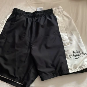 Säljer badbyxor - Säljer Nike badbyxor passar bra för sommaren när du ska bada. köpte för 700 