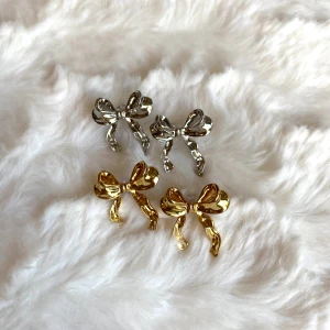 Örhängen - Supersöta rosettörhängen från Molli Jewelrys Juni-kollektion. Materialet är rostfritt stål, och de finns i både silver och guld. Går att köpa antingen här i chatten eller via vår instagram @mollijewelry 💛🤍 Frakt, frimärke 18kr. REA, orginalpris 119kr, nu 89kr!