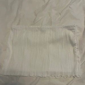 Kjol - Säljer denna kjolen från shein då den är för kort för mig. Storlek L men är som en M. Aldrig använd endast testad.