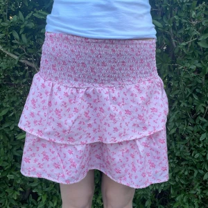 Rosa Gina Young kjol - Säljer denna jättefina rosa kjol från GinaTricot Young 💕💕 Säljer pga att den är för liten och den har inga som helst defekter🌸 Priset kan diskuteras 