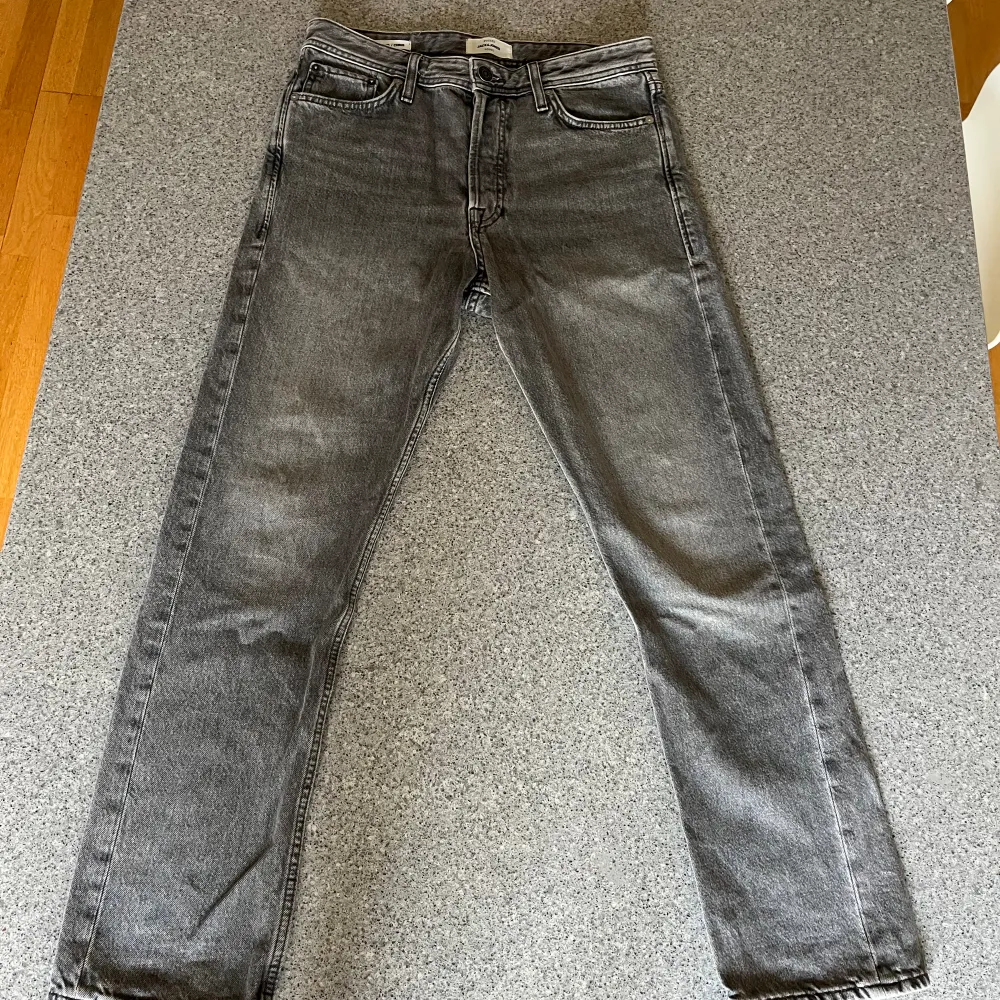  Säljer ett par snygga gråa jacka Jones jeans i modell relaxed chris. Knappast använda i bra skick. 28/30 storlek. Jeans & Byxor.