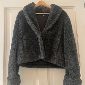 JAY fuskpäls - Mörkgrå fuskpäls från JAY. Aldrig använd.