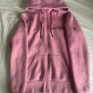 Peak performance rosa -  Säljer nu en somrig peak performance sip up,bra skick andvänd få tal gånger🥰ny pris:1100