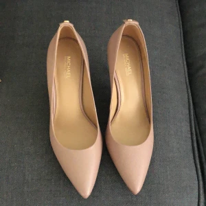 Michael Kors - Säljer dessa MK klackar som är oanvända, priset går att sänkas🎀storlek 36. Har köpt den för 119,95 euros som motsvarar 1360,23 svenska kronor. Men säljer den ganska billig för vill sälja bort de snabbt som möjligt🩷