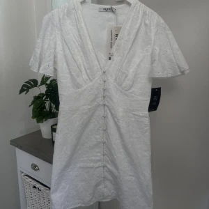 Vit klänning - Gullig vit klänning perfekt till student och sommaren. Helt oanvänd med prislappen kvar. Nypris 499kr🫶🏼