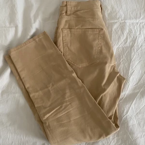 Beige jeans  - Jeans från Pieces, köpta på Nelly. storlek s🫶🏼