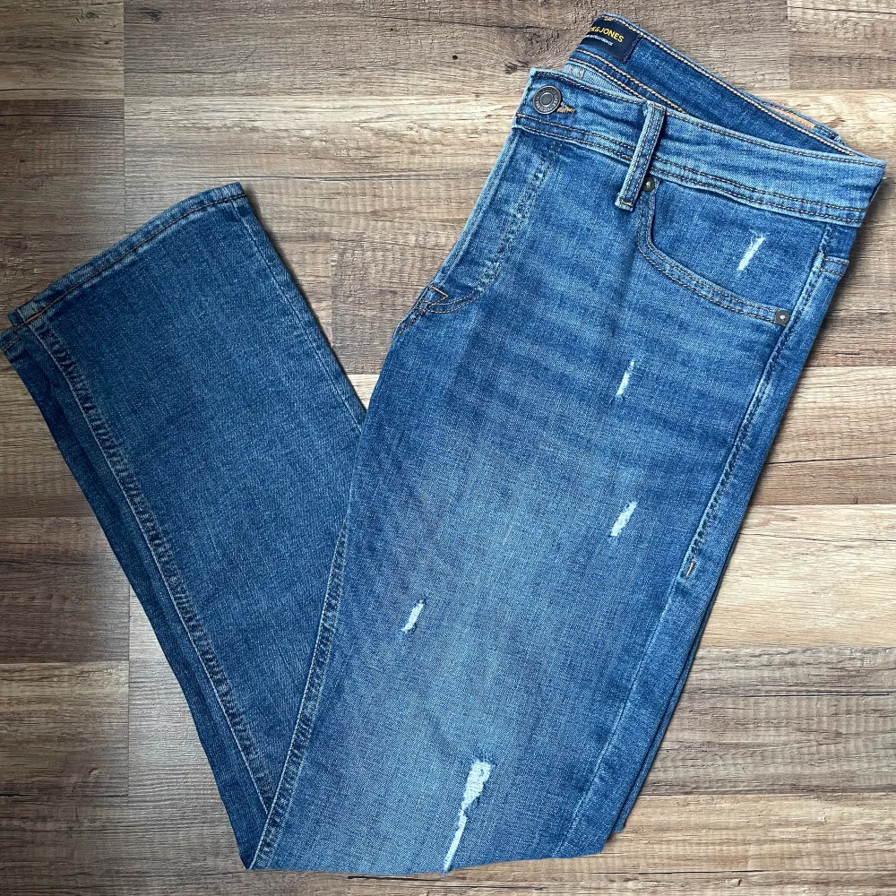Säljer ett par nya Jack & Jones jeans då dem inte passar mig. Modellen är slim Glenn och det är strl 32/30.  Skick (10/10)💫. Jeans & Byxor.