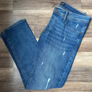 Säljer ett par nya Jack & Jones jeans då dem inte passar mig. Modellen är slim Glenn och det är strl 32/30.  Skick (10/10)💫