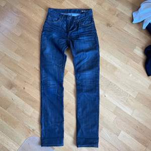 Jeans från crocker i storlek W28 L32. Bra skick - slim fit.