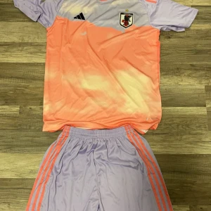 Adidas Japan Fotbolltröja 22/23 - Japan tröja från säsongen 22/23 den är i bra skick och ny priset är 1195kr ( Shortsen ingår plus en påse följer med ) Tröjan är liten i storleken så den kan passar M också! ( Priset kan gå ner i pris i snabb affär)   