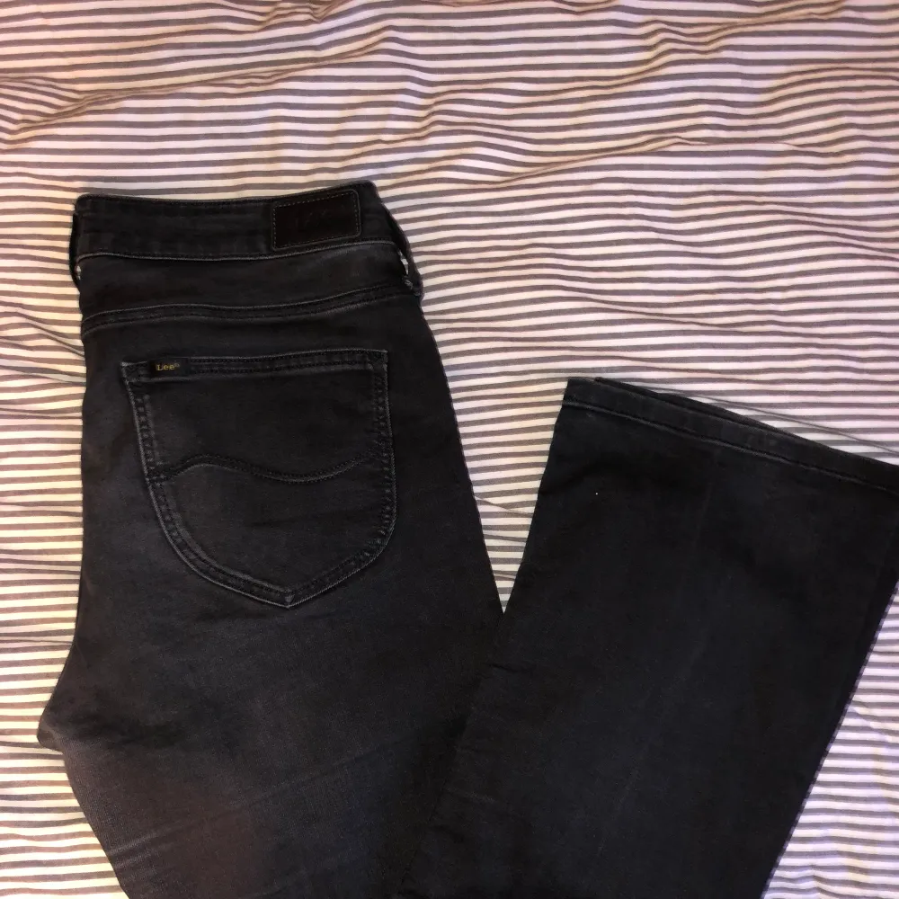 Jätte fina jeans från Lee (svarta / mörkgrå), dom är köpta på sellpy och har ej kommit till användning(lite korta på mig som är 169) 💗midjemått: 38cm, ställ frågor vid funderingar. . Jeans & Byxor.