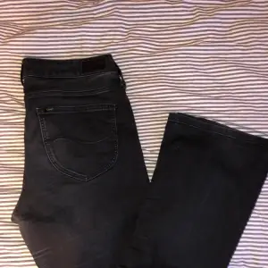 Jätte fina jeans från Lee (svarta / mörkgrå), dom är köpta på sellpy och har ej kommit till användning(lite korta på mig som är 169) 💗midjemått: 38cm, ställ frågor vid funderingar. 