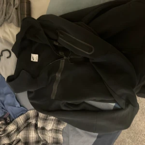 Nike tech fleece kofta - 1 år gammal. Använt fåtal gånger. Säljer pga ej kommer till användning.