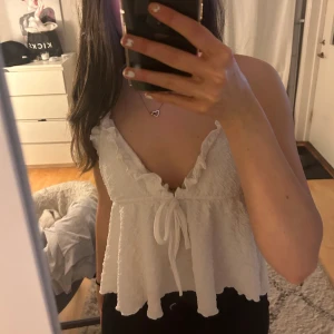 Vitt linne - Säljer detta fina linne då jag inte använder det! 