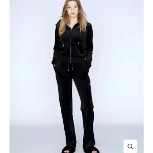Juicy couture sett - Säljer mitt svarta sett från juicy couture. Storlek xxs på både hoodien och byxorna, byxorna är välanvända och lite slitna men inga defekter. Hoodien är som ny och endast använd ca 3-4 gånger❣️ Skriv privat för fler bilder💕 Nypris ca 2500