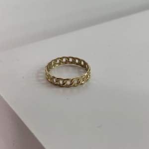 Säljer denna guldiga ring pga att jag inte använder den, ge gärna prisförslag! 🤗inte äkta guld!