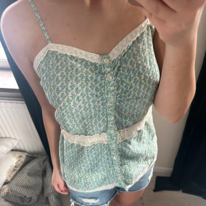 Blommigt linne - Den är i bra skick och har inga defekter. 