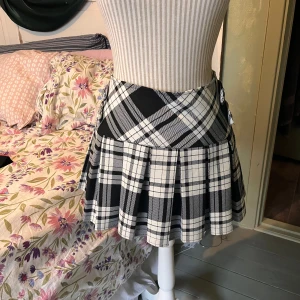 Rutig kjol - Superfin rutig kjol! Finns ingen lapp men uppskattas till storlek M