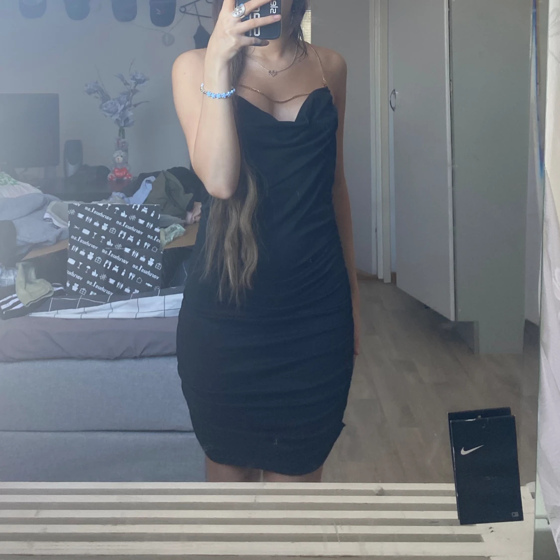 Festlig svartklänning