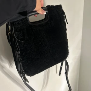 MAJE VÄSKA 💕💕💕💕💕 - intressekoll på min unika Teddy/päls maje väska! kan tänka mig byta mot andra saker i samma prisklass, nypris ca 3000kr