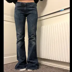 Säljer dessa skit snygga jeans från Lee🥰 står ingen storlek men skulle säga en S Midja 39 cm Längd 98 cm innebenslängd 74 