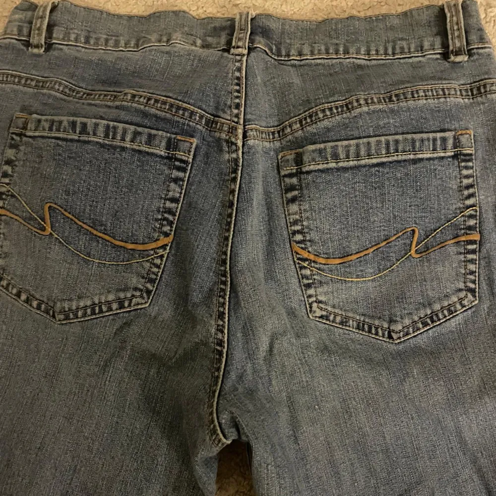 Säljer dessa ursnygga jeans med broderier på fickorna❣️Säljer pga de var för stora på mig. För mer info är det bara att höra av sig🥰. Jeans & Byxor.