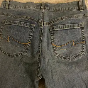 Säljer dessa ursnygga jeans med broderier på fickorna❣️Säljer pga de var för stora på mig. För mer info är det bara att höra av sig🥰