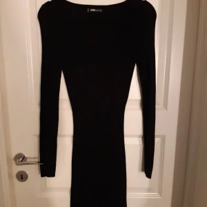 Svart långärmad klänning. - Svart längärmad klänning från new yorker. Är i storlek m men är liten i storleken. Passar super bra till vardagen men även lite finare tillfällen. Använd några få gånger men i bra skick. Säljer då jag inte använder den längre.