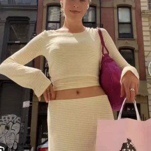 Gult set  - Gul/vitt randigt set från Nelly i storlek S. Inga skador eller defekter, bara använt några gånger. Helt slutsålt! Säljer för 800kr tillsammans, men kan diskuteras🥰