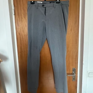 Kostymbyxor  - Gråa kostymbyxor från Jack&Jones 