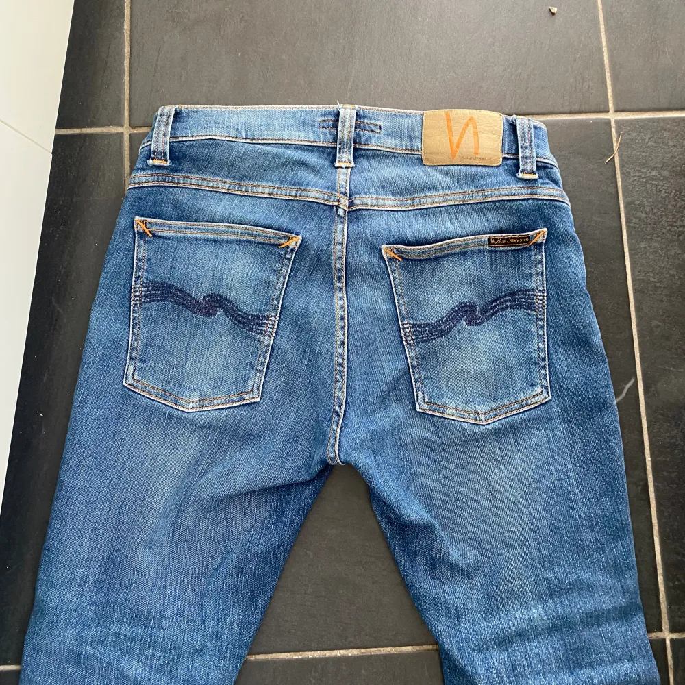 Säljer nu dessa nudie jeans i topp skick, modellen heter tight terry och dem sitter slim, storlek W28 L28 passar 160cm. Färgen heter steel navy och är lite mörkare än vad dem ser ut som på bilden. Hör av er vid frågor är även öppen för byten!. Jeans & Byxor.