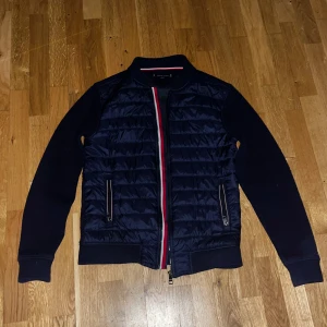 Tommy Hilfiger cardigan - En väldigt fin cardigan jacka från Tommy hilfiger som är helt perfekt till sommaren .  Näst intill aldrig använd så inga spår på användning.  Köpt på Tommy hilfiger hemsida. Köpt för 2099kr.