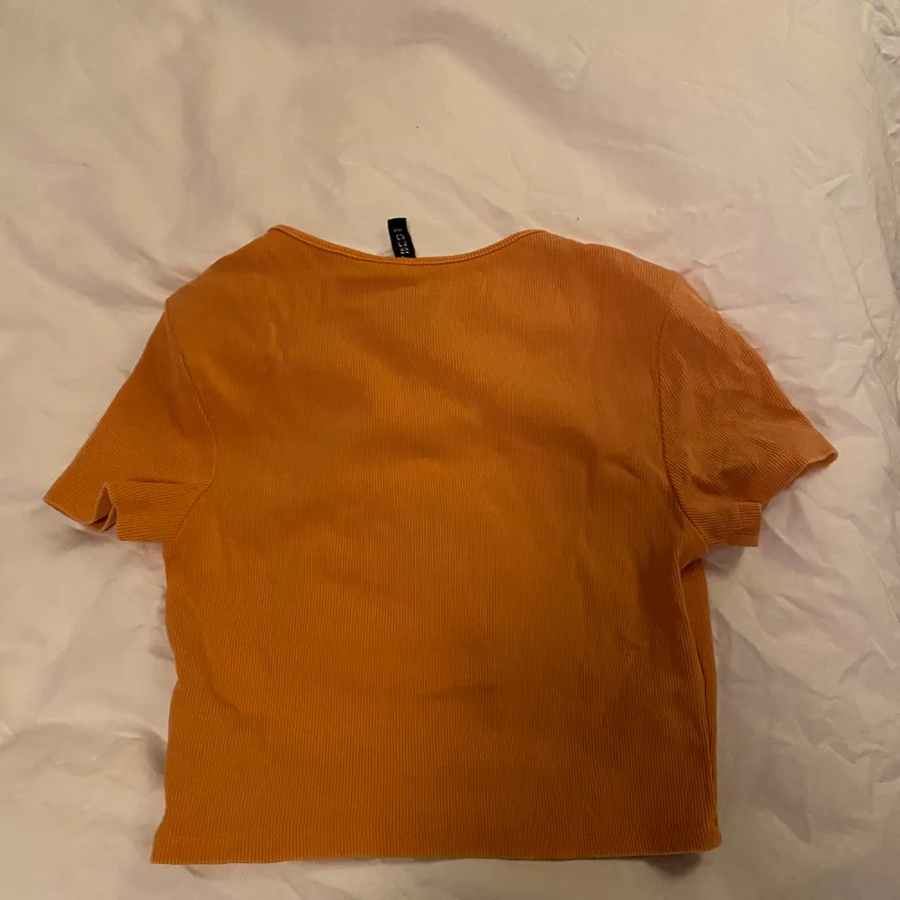 Orange croppad t-shirt från hm. T-shirts.
