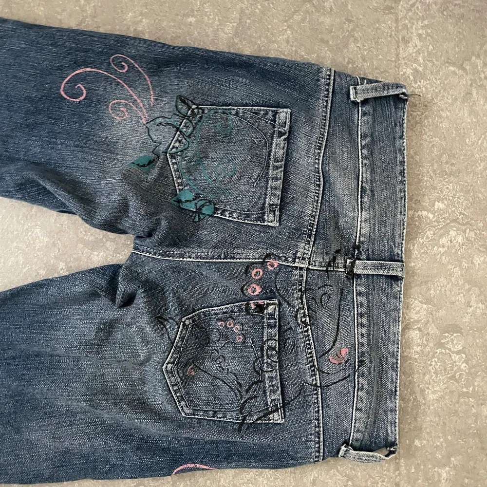 Fina 2000-tal jeans, storlek XS.  Mått! midja: 36cm innerben: 81,5cm grenmått: 18cm ytterben: 99,5cm. Jeans & Byxor.