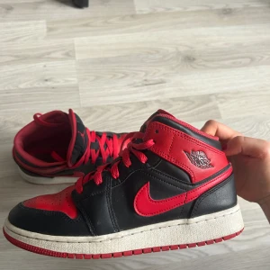 Nike Air Jordan 1 Mid - Röda Jordans i jättefint skick, har dock inte kvar kartongen💞 Säljer då de ej kommit till användning! Skriv för fler bilder!! Köpta för cirka 1600!  Pris kan diskuteras!
