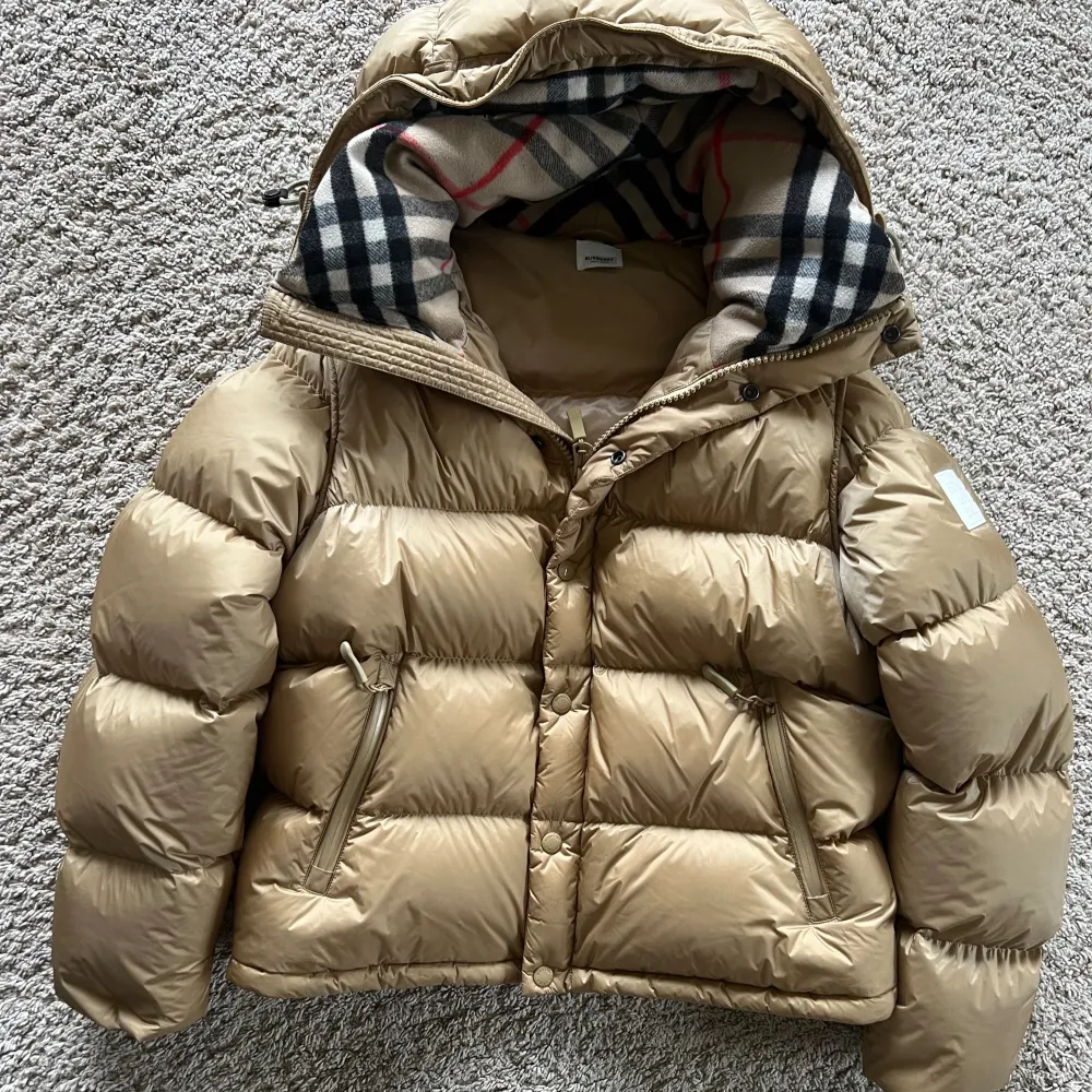 Riktigt unik och fet Burberry jacka, som givetvis är 100% äkta. Man kan ta av armarna på den så att det blir en väst. Storlek XL men passar L och den är i fint skick. Den nyare modellen är det. Fraktas spårbart eller hämtas på plats. . Jackor.