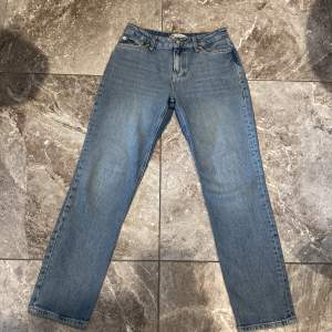 Nya jeans i storlek 38. Endast en gång använda. Säljer pga stor garderobrensning. Kika gärna på mina andra annonser, säljer mycket:) 