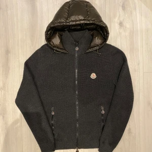 Moncler cardigan - En riktigt eftraktad modell på moncler som passar perfekt som vårjacka. Den är i helt flawless skick utan några skador eller defekter. Storlek XL men sitter som en L.
