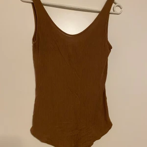 Svalt och tunt linne, silkblend, strl S - Tyvärr är det hål i denna, se bild. Ingenting som syns när man stoppar ner den i en kjol eller byxa.