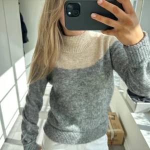 Stickad tröja - Säljer denna sjukt coola stickade tröjan från märket STOCKHOLM i strl S. 💕💕 pris kan diskuteras 