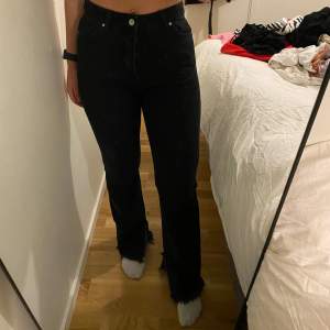 Svarta jeans från Hanna SchönbergXNA-KD. Riktigt snygga, använt flera ggr och är i bra skick. Säljer pga dem inte passar mig längre:/