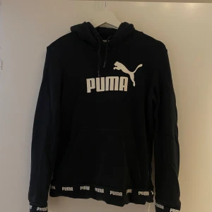 Puma hoodie  - Hoodie från puma, lite mer smal modell ej oversized men sitter väldigt skönt. 