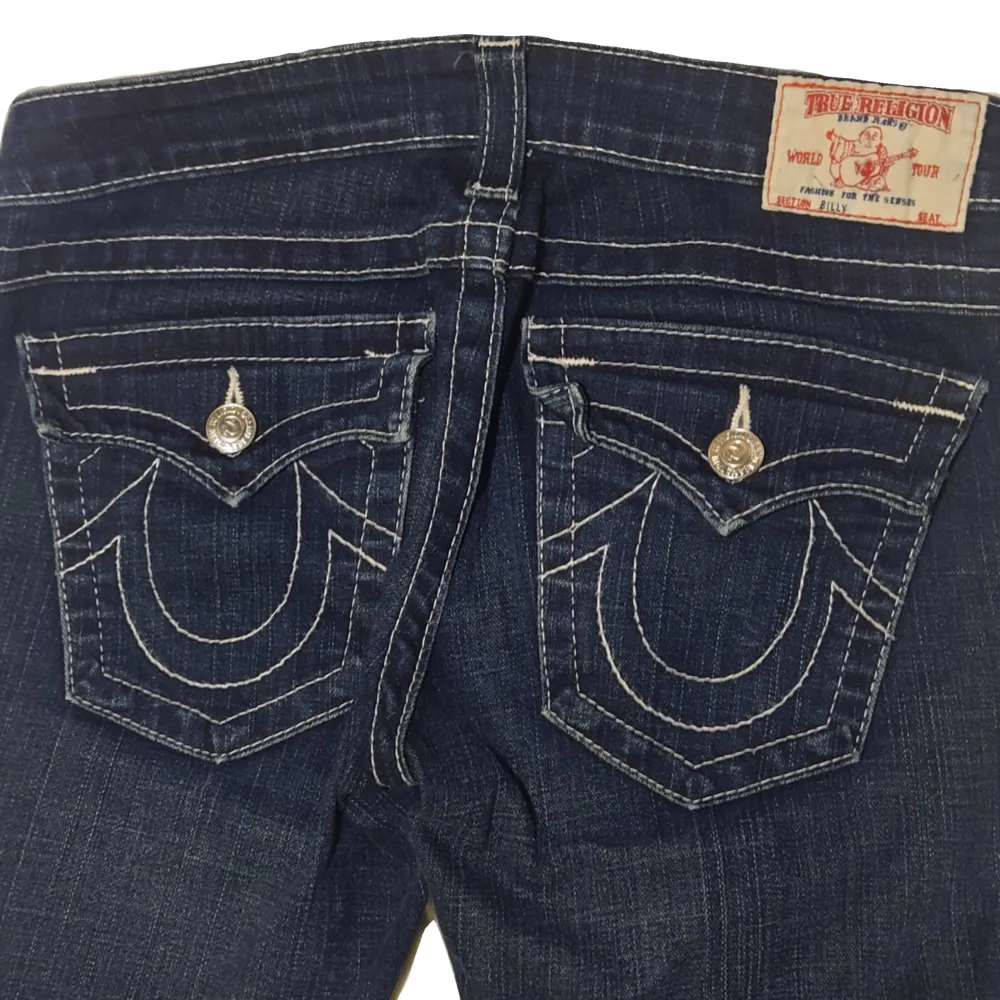 Lågmidjade mörka straight leg/boot cut jeans med flap pockets. Storlek US 27, motsvarar ungefär st 34 EU. Fråga gärna om fler bilder 💞. Jeans & Byxor.