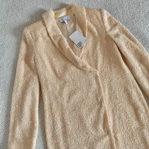 & Other Stories krämvit paljettklänning / kavajklänning  - Otroligt vacker paljettklänning i kavajmodell från & Other Stories. Färgen är åt det krämvita hållet. Knäpps med två knappar. Storlek 34 men passar även 36 då den är rymlig. Ny med tags kvar. Ordinariepris 1450kr.